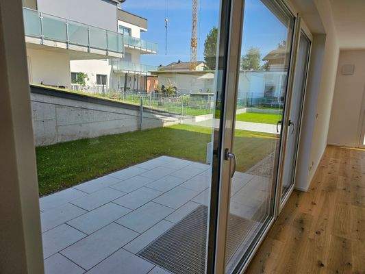 Blick vom Essbereich in den Garten