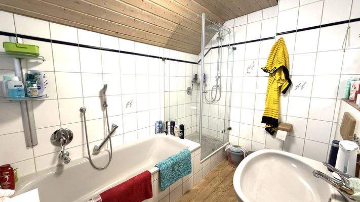 Tageslichtbad mit Badewanne und Dusche