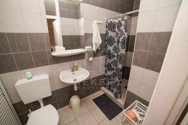 Acht moderne Badezimmer