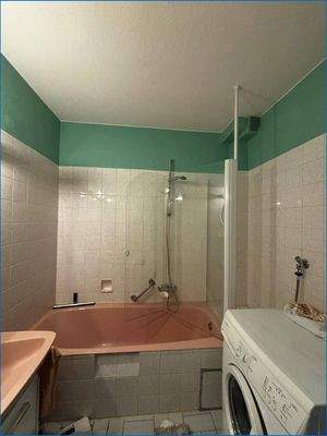 Badezimmer mit Waschmaschinenanschluß