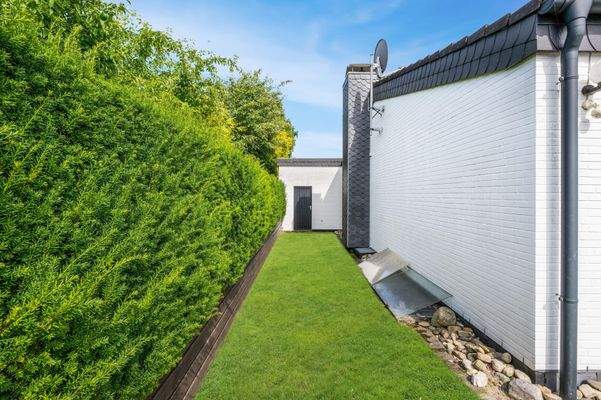 Gebäuderückseite und Garteneingang zur Garage