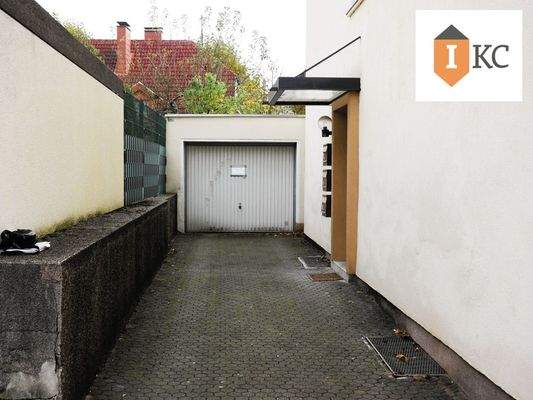 Einfahrt und Blick zur Garage