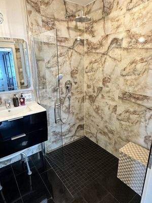 Bad mit Dusche und Wanne