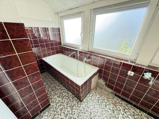 sanierungsbedürftiges Badezimmer im Dachgeschoss