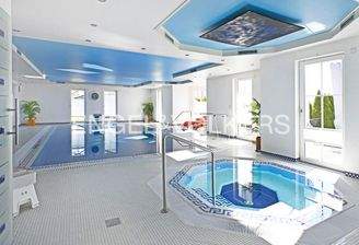 Schwimmbad mit Indoor-/Whirlpool