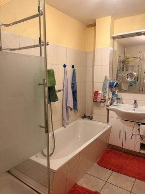 Dusche und Badewanne