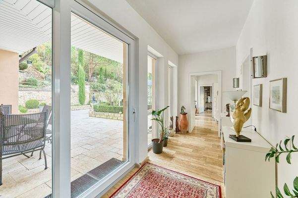 Bodentiefe Fenster ermöglichen einen herrlichen Blick