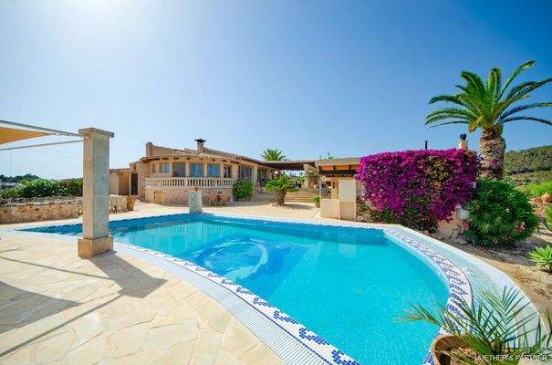 Pool und Blick auf das Haus