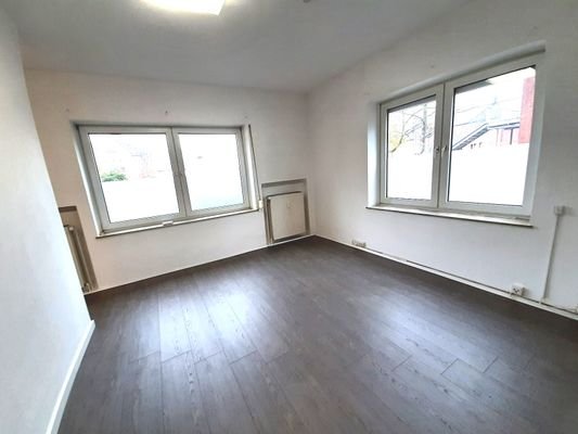 Schöner Büroraum mit neuem Bodenbelag.jpg