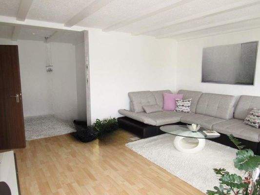 Wohn-Esszimmerbereich mit Zugang zum Balkon