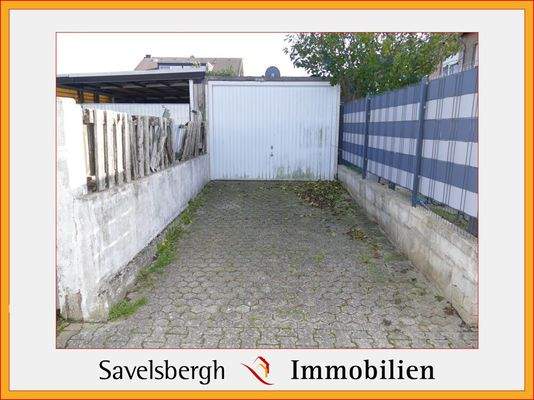 Garage mit vorgelagerter Stellfläche