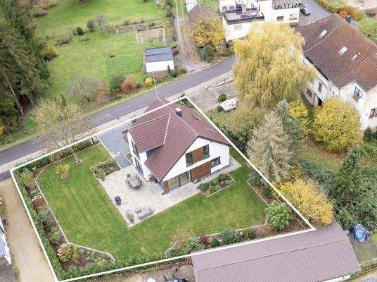 Baugrundstück mit Immobilie (KI-Visualisierung)