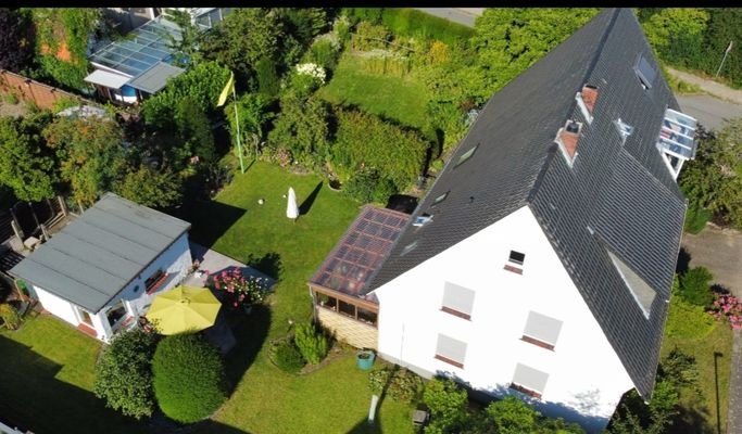 Luftbild Haus mit Gartenhaus und Garten.