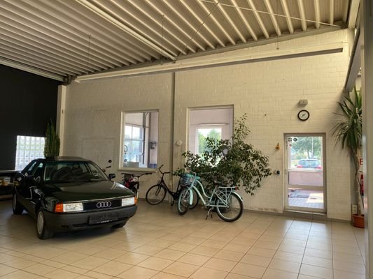 Bereich vor dem Tresen mit Zugang zu Werkstatt und