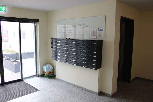 Briefkästen und Aufzug.JPG