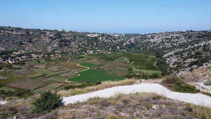 Kreta, Argoulides: Hügelgrundstück mit offenem Meerblick zu verkaufen