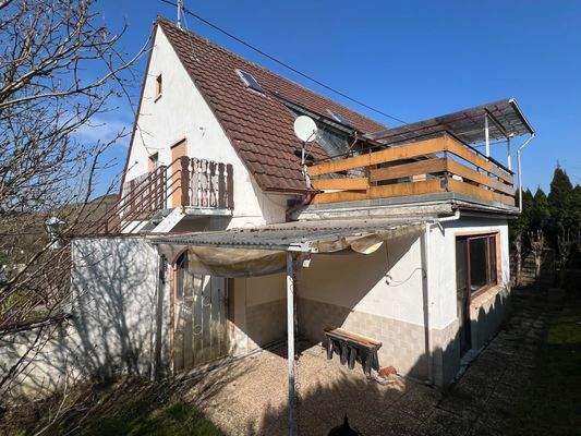 Seitenansicht mit Terrasse und Balkon