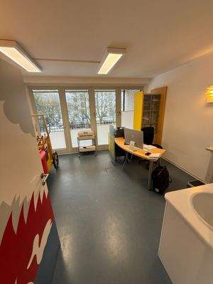 Helles Büro mit Balkon