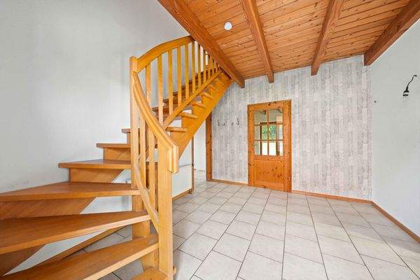 Diele mit Treppe ins Dachgeschoss