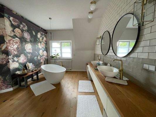 Bad OG mit freistehender Wanne