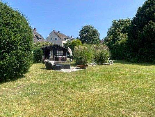 Garten mit Blockhaus