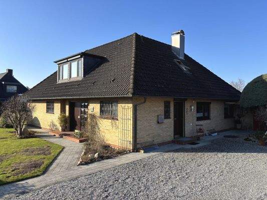 Auffahrtsseite mit Eingängen