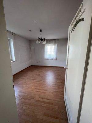 Leeres Zimmer mit Holzboden