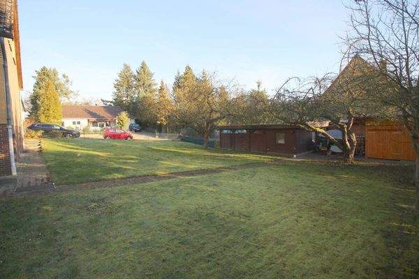 Blick auf mögl. sep. Bauplatz u. Gerätehaus samt Carport