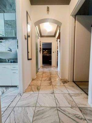 Flur von der Eingangstüre aus