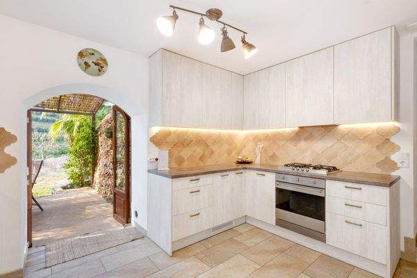 Helle Wohnküche mit direktem Zugang zur Terrasse