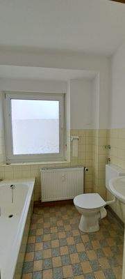 Tageslichtbad mit Badewanne und WC.jpg