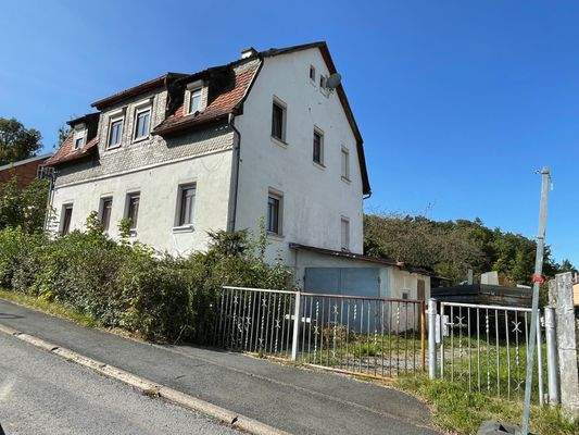 Giebelseite mit Garage