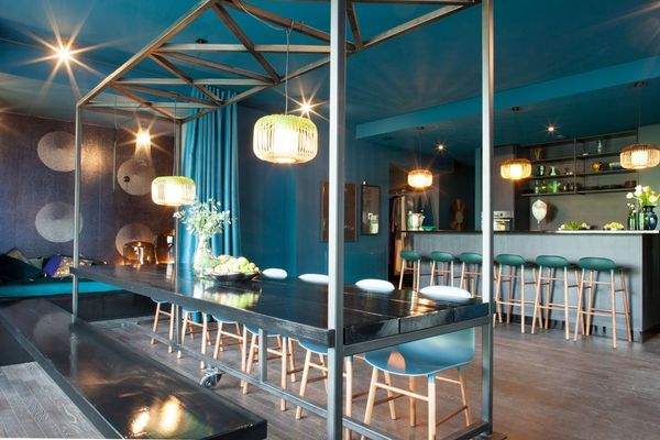 Offener Bereich mit Profiküche und Bar