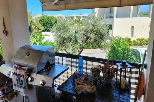 Kreta, Pirgos Psilonerou: Schönes Haus in toller Anlage in Strandlage zu verkaufen