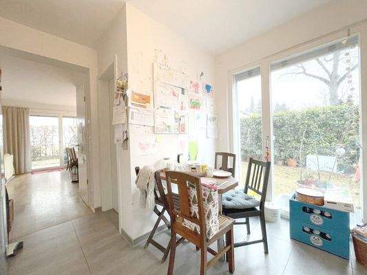 Blick von der Küche zum Wohnbereich