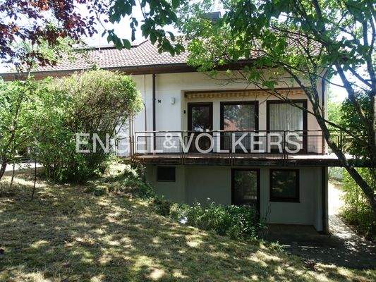 Blick vom Garten auf Terrasse und Balkon