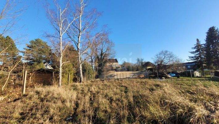 Baugrundstück - Ansicht von der Straße