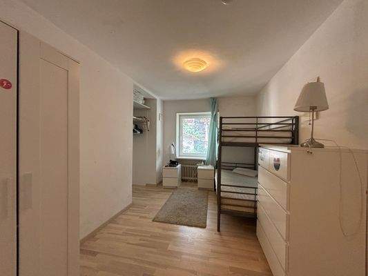 Schlafzimmer 2 mit Einbauschrankbereich