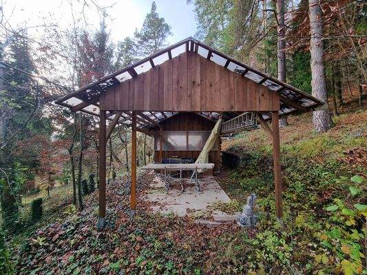 überdachter Freisitz mit Holzlege