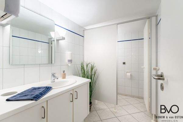 Modern gefliestes Kunden-WC