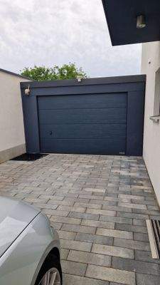 Große Garage Stellplätze davor.jpg