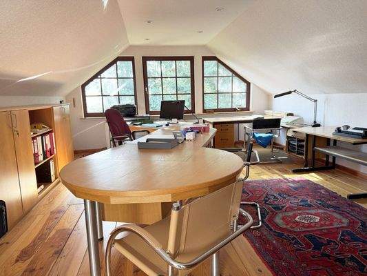 großzügiges Arbeitszimmer im Dachgeschoss