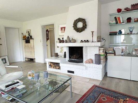 Wohnzimmer mit Kamin 