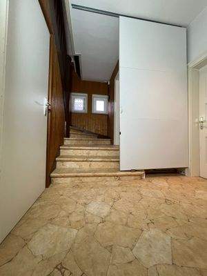 Treppe mit Schiebetüre