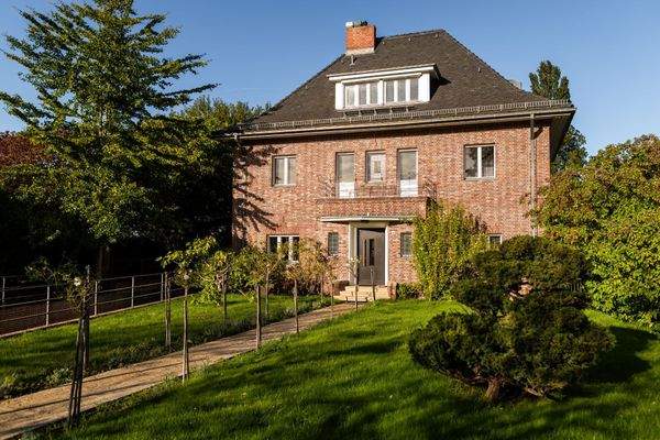 Architektur nebst Vorgarten