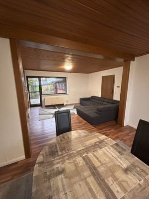 Esszimmer mit Blick ins Wohnzimmer