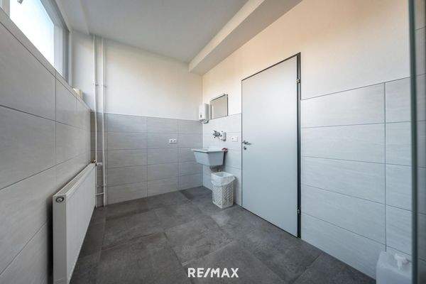 Waschraum mit Dusche