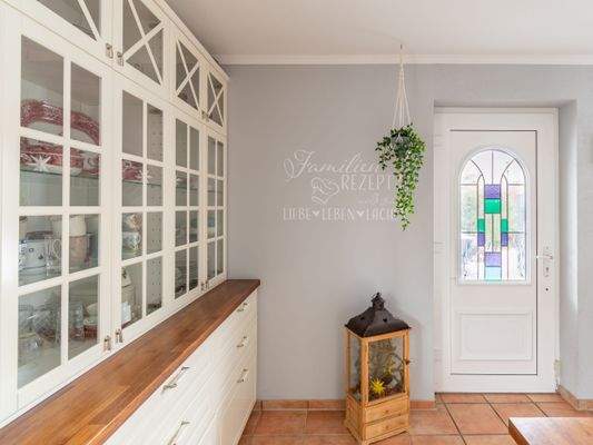 Küche mit Blick auf den Seiteneingang 