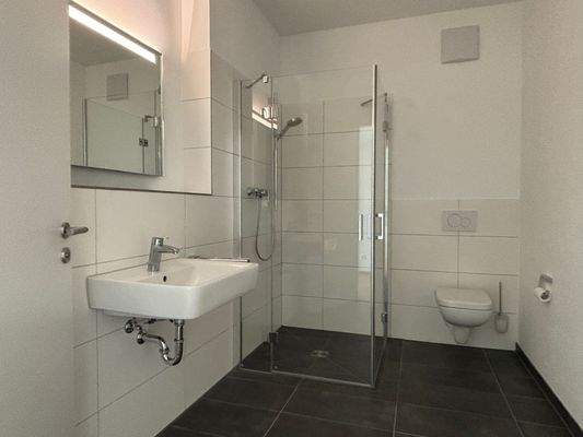 Modernes Badezimmer mit Dusche