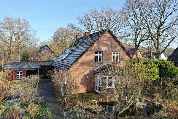 Rückansicht des Hauses mit großzügigem Gartenbereich